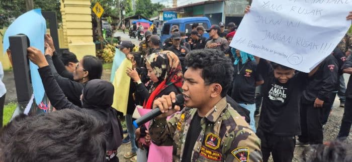 dituding_nyetop_proyek_grib_jaya_binjai_demo_di_kantor_putr