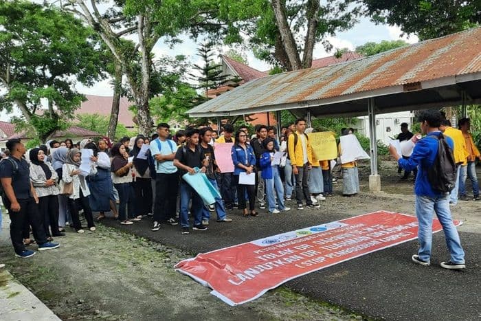 mahasiswa_fakultas_ekonomi_usi_gelar_aksi_terkait_pemberhentian_dekan