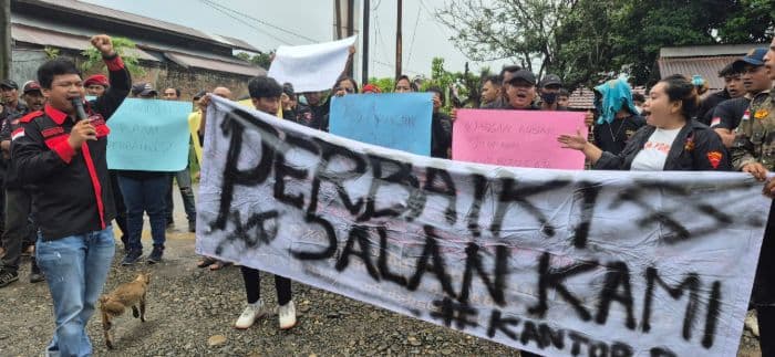 proyek_galian_pipa_di_binjai_utara_tak_kunjung_diaspal_warga_demo
