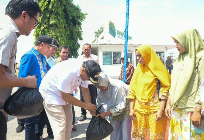 bupati_deli_serdang_serahkan_1800_paket_sembako_csr_pt_evergreen_untuk_warga_tanjung_morawa