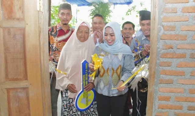 bupati_maya_hasmita_serahkan_bantuan_rtlh_kepada_warga_bilah_barat