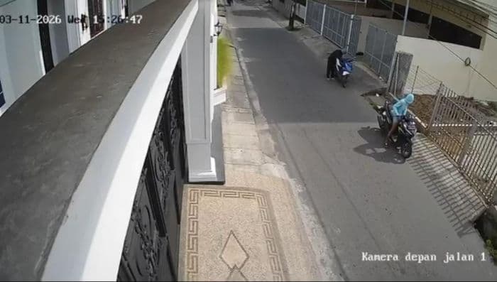 dua_pria_terekam_cctv_curi_motor_di_medan_denai