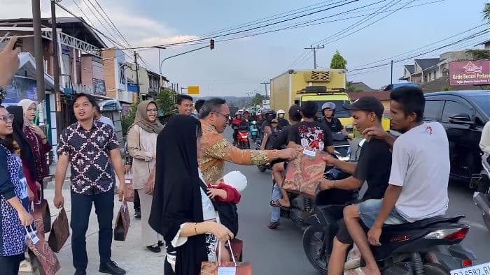 insan_bpjs_ketenagakerjaan_padangsidimpuan_gelar_employee_volunteering_berbagi_takjil_di_ramadan