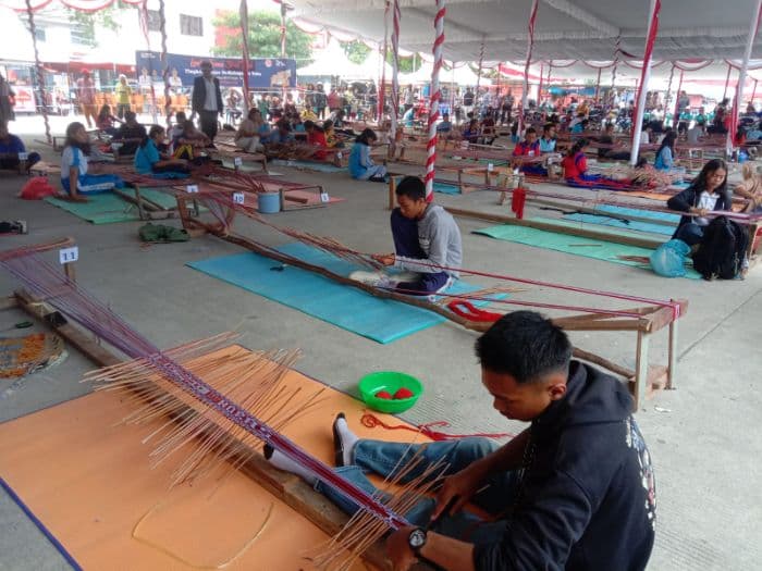 pelajar_di_toba_mahir_tenun_sirat_tojuk_60_peserta_ikuti_lomba_manirat_hut_ke27_kabupaten