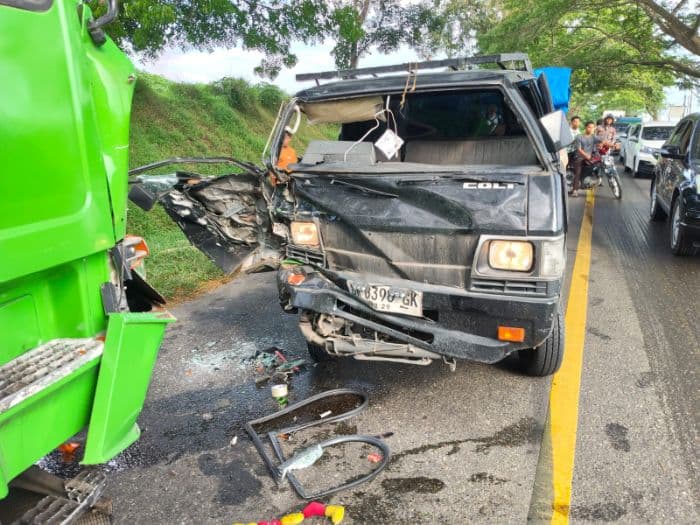 pengemudi_dan_penumpang_pikap_l300_luka_berat_usai_laga_kambing_dengan_truk_tangki