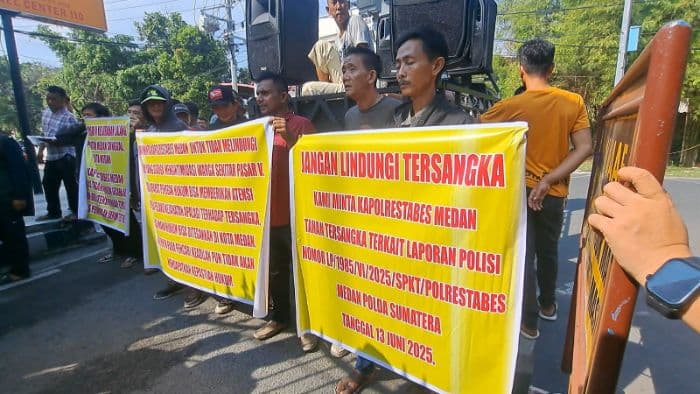 warga_pasar_v_sunggal_desak_polrestabes_medan_tahan_tersangka_perusakan_plang_