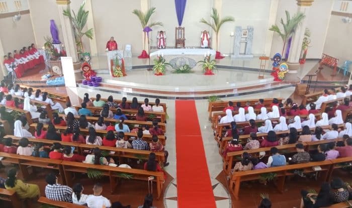 rayakan_minggu_palma_umat_katolik_padati_gereja_paroki_santo_yosef_pandan