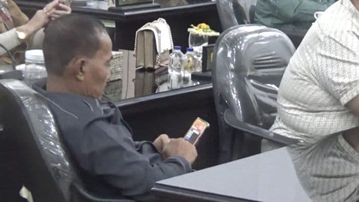 anggota_dprd_sergai_fraksi_partai_golkar_asyik_main_game_saat_rapat_paripurna