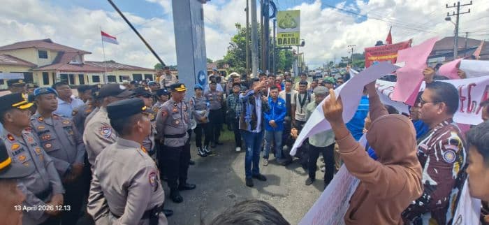 massa_geruduk_polres_dairi_tuntut_reformasi_dan_copot_kapolres