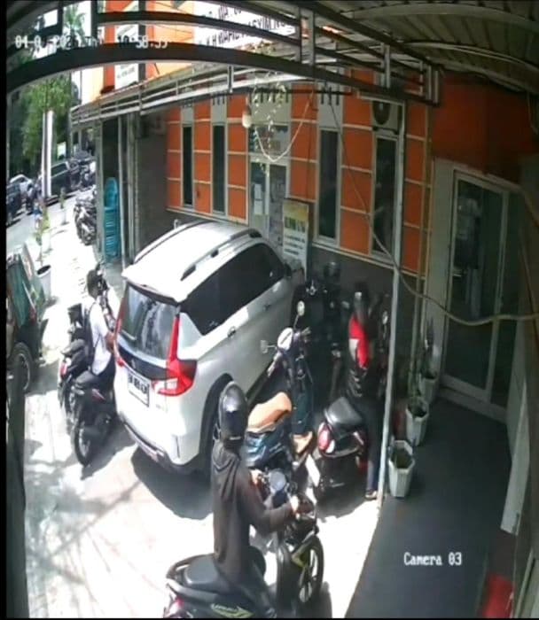 motor_mahasiswa_dicuri_di_stikes_siti_hajar_medan_terekam_cctv