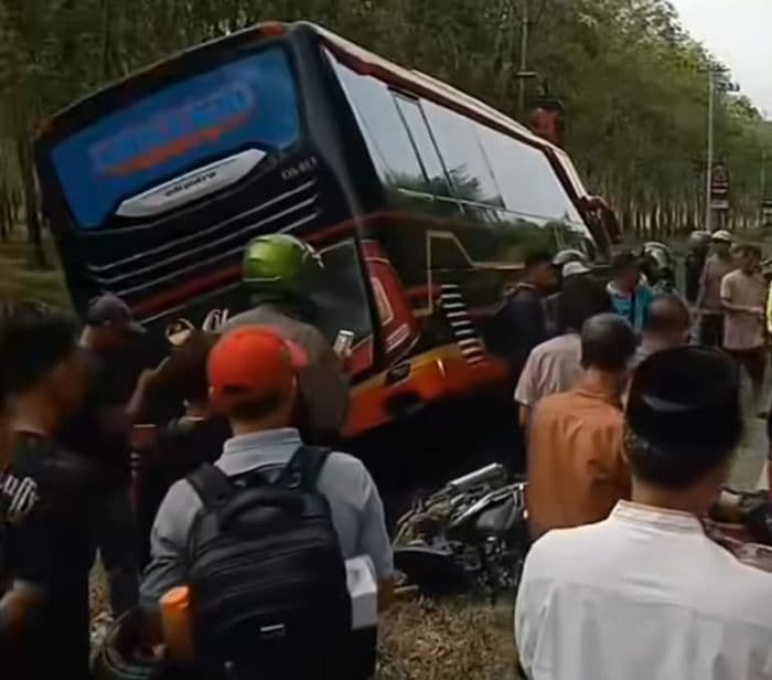 motor_tertabrak_bus_di_simalungun_pengendara_tewas_di_tempat