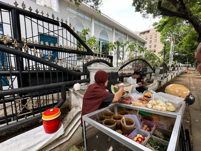 pecel_bu_erna_menu_sederhana_yang_dinantikan_di_depan_gedung_dprd_sumut