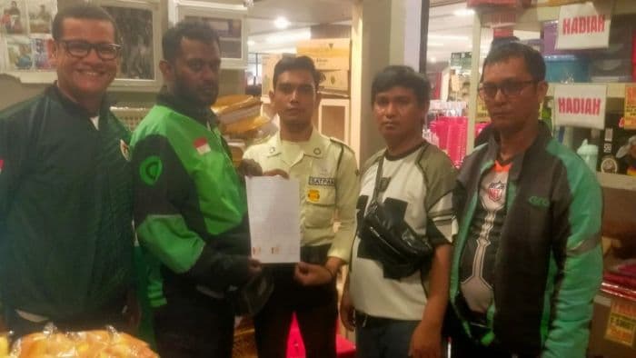 satpam_irian_supermarket_diduga_aniaya_ojol_ratusan_driver_kepung_lokasi
