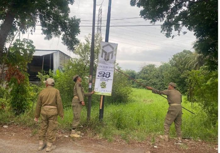 satpol_pp_binjai_tertibkan_spanduk_ilegal_di_jalan_dr_wahidin_