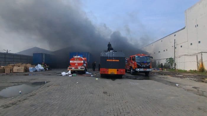 selain_ribuan_paket_12_kendaraan_ikut_terbakar_di_gudang_ekspedisi_medan_timur