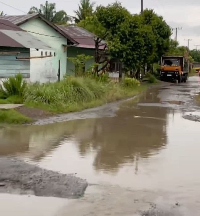 akses_ke_stasiun_kereta_api_stabat_rusak_parah_warga_sebut_mirip_danau