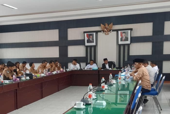 dprd_simalungun_ingatkan_disdik_mensosialisasikan_spmb_2025_hingga_ke_pedesaan