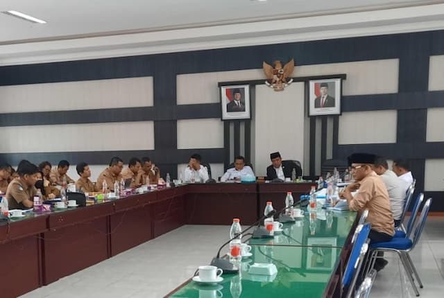 dprd_simalungun_ingatkan_disdik_mensosialisasikan_spmb_2025_hingga_ke_pedesaan