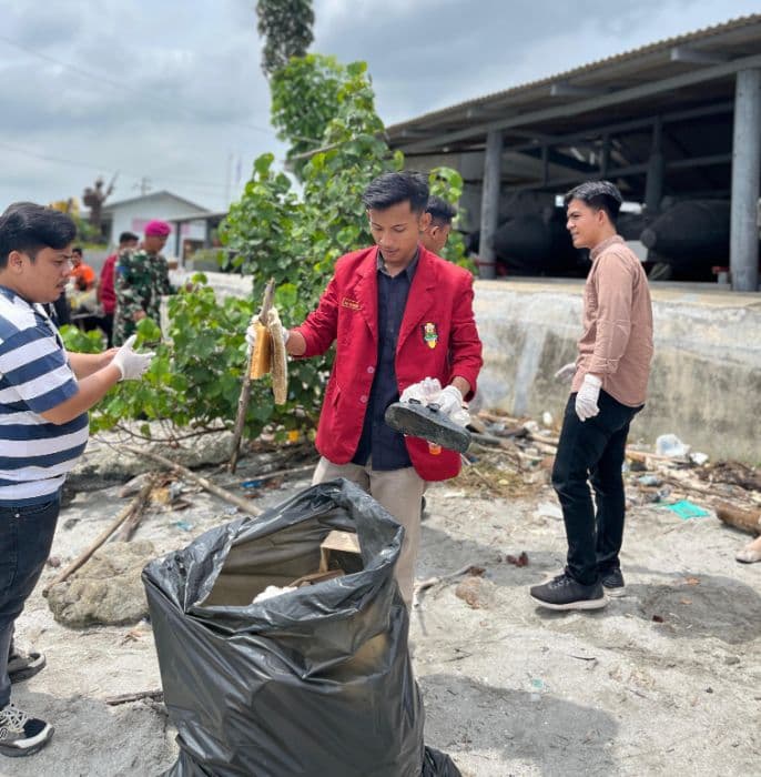 imm_umsu_peduli_kebersihan_pantai_belawan_ajak_mahasiswa_rawat_lingkungan