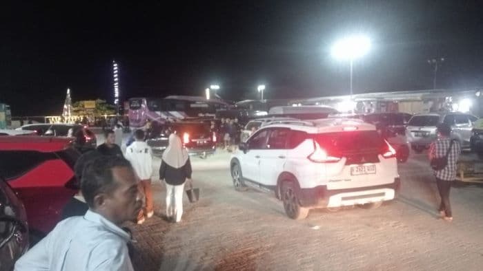 libur_panjang_kendaraan_menuju_ajibata_antre_10_jam_di_pelabuhan_tomok_