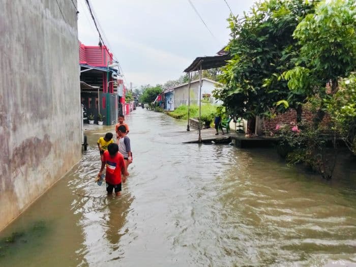 parit_inpres_di_medan_amplas_meluap_belasan_rumah_tergenang_banjir