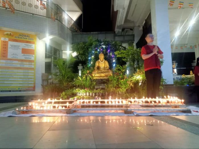 prosesi_lilin_iringi_puncak_waisak_di_vihara_borobudur_medan