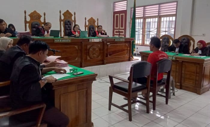 mantan_sopir_didakwa_bakar_rumah_dan_curi_emas_hakim_pn_medan_khamozaro_waruwu