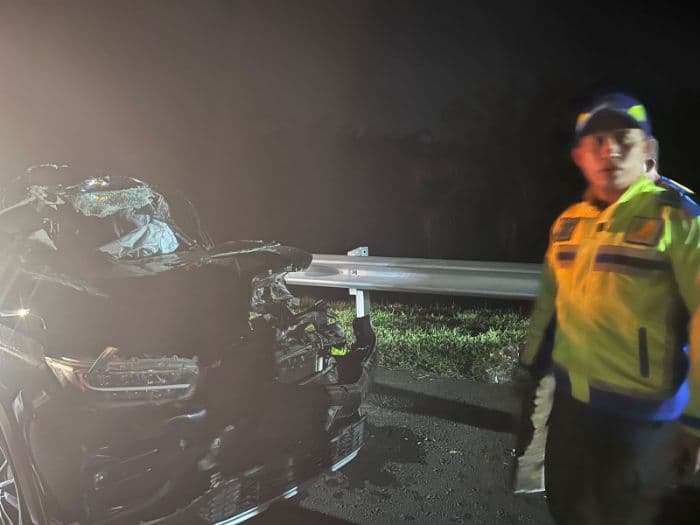 mobil_tabrak_truk_di_tol_jmkt_satu_penumpang_tewas