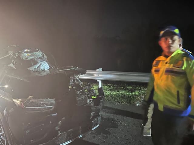 mobil_tabrak_truk_di_tol_jmkt_satu_penumpang_tewas