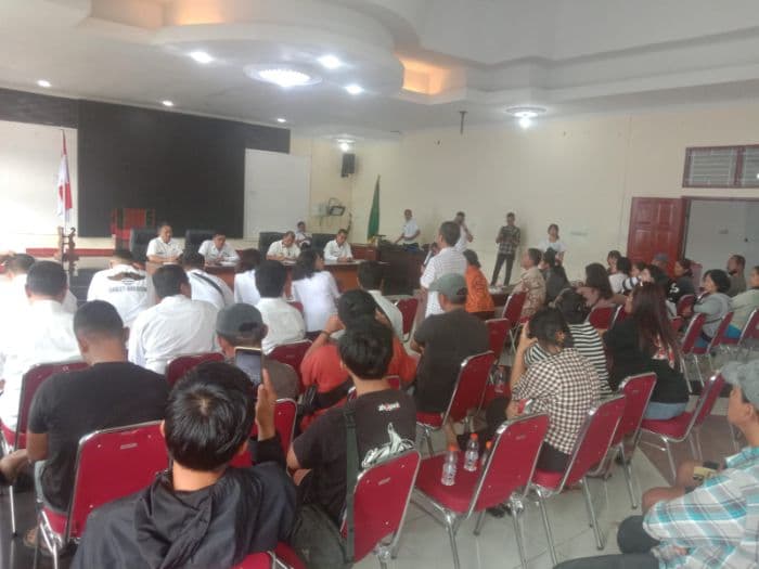 pedagang_kaki_lima_datangi_kantor_bupati_toba_usai_penertiban_terminal_mini