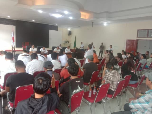 pedagang_kaki_lima_datangi_kantor_bupati_toba_usai_penertiban_terminal_mini