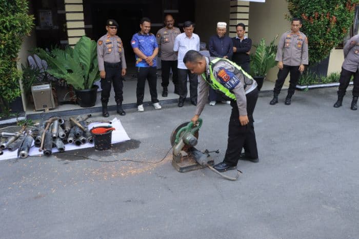 polres_samosir_musnahkan_117_knalpot_brong_warga_dan_wisatawan_diimbau_tertib_berlalu_lintas