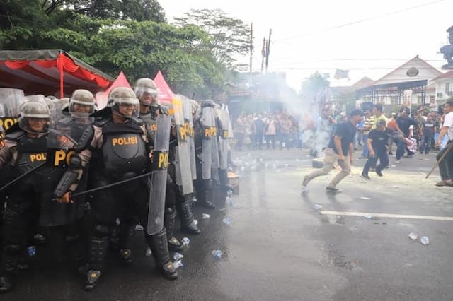 ratusan_personel_gabungan_padati_balai_kota_siantar_polres_gelar_simulasi_sispam_kota
