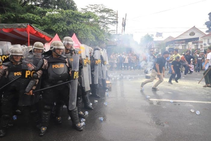 ratusan_personel_gabungan_padati_balai_kota_siantar_polres_gelar_simulasi_sispam_kota