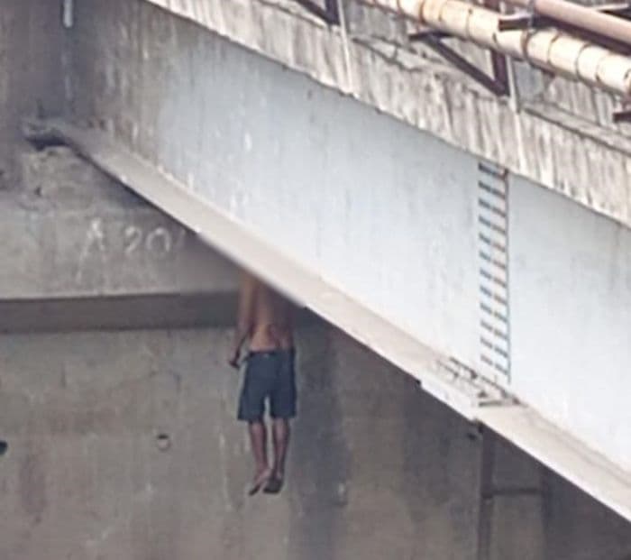 seorang_pria_ditemukan_tewas_gantung_diri_di_jembatan_ah_nasution_medan