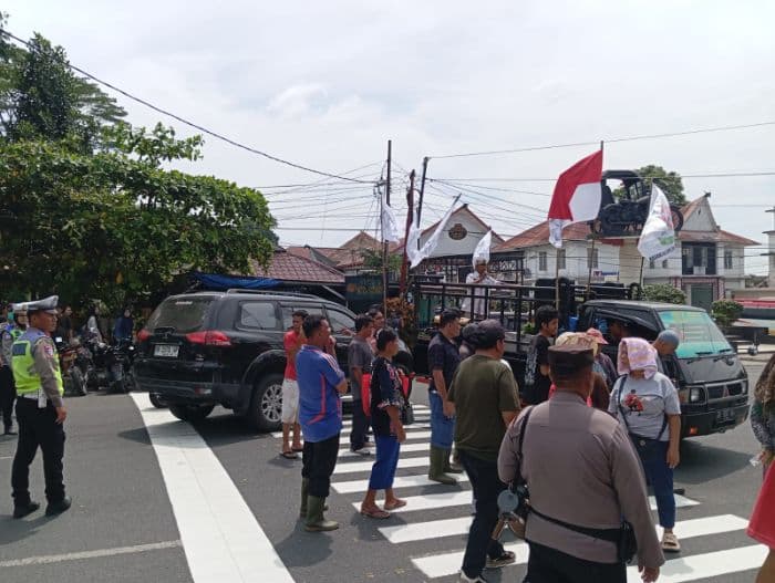 massa_kp2h_sempat_blokir_jalan_depan_balai_kota_siantar_