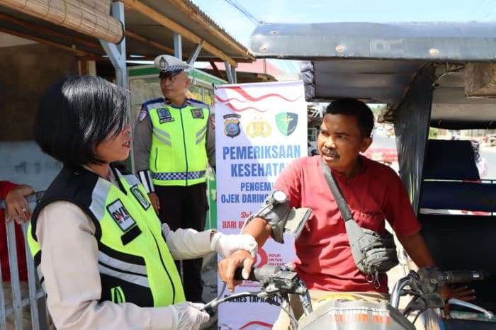 peduli_pengemudi_betor_polres_tapteng_beri_layanan_kesehatan_gratis