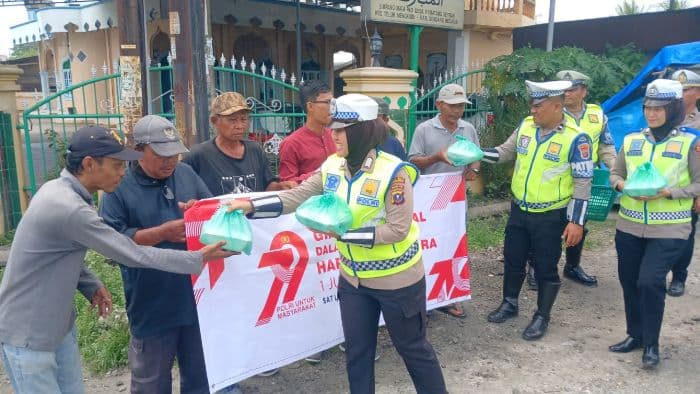 polres_sergai_berbagi_sembako_dan_nasi_bungkus_di_hut_bhayangkara_ke79