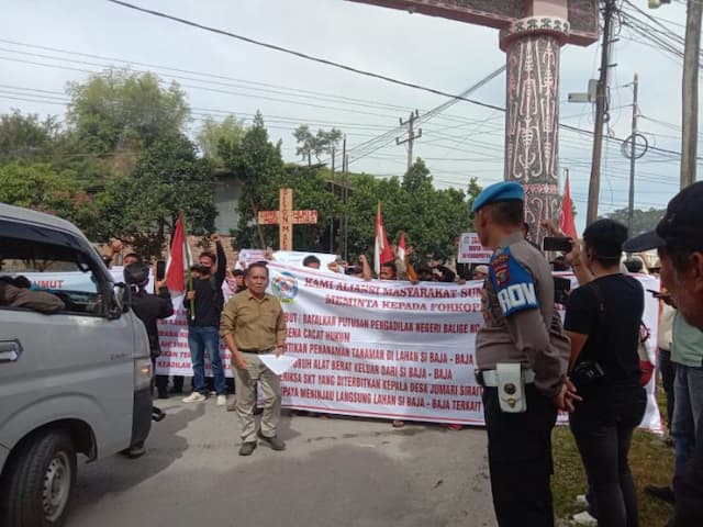 warga_toba_demo_polres_protes_dugaan_mafia_tanah_di_tiga_desa