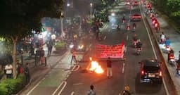 demo_di_salemba_sempat_diwarnai_pembakaran_sampah_arus_lalu_lintas_kembali_normal_