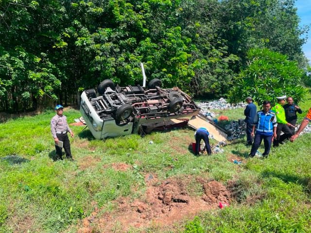 mobil_pikap_pecah_ban_di_jalan_tol_sergai_tiga_orang_lukaluka