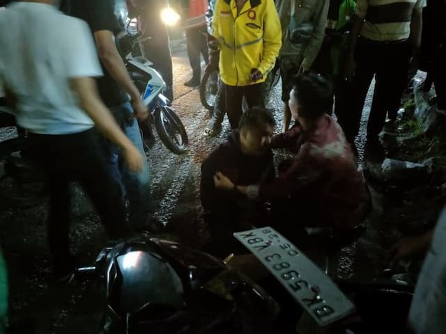 tabrak_lari_di_amplas_pengendara_vario_alami_patah_kaki