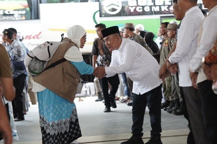 tangis_haru_sambut_147_jamaah_haji_labusel_pulang_wabup_doakan_jadi_haji_mabrur
