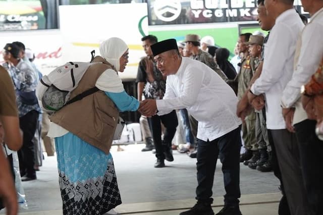 tangis_haru_sambut_147_jamaah_haji_labusel_pulang_wabup_doakan_jadi_haji_mabrur