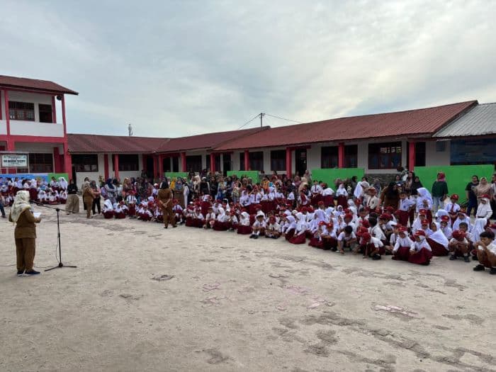 72_siswa_baru_mulai_belajar_orang_tua_penuhi_halaman_sdn_122377