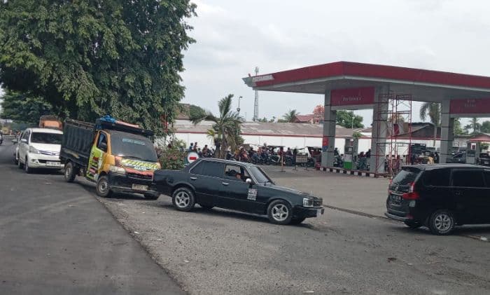 antrean_kendaraan_yang_hendak_isi_bbm_di_spbu_kampung_keling_tebing_tinggi_membludak