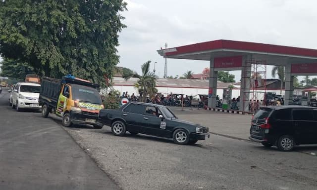antrean_kendaraan_di_spbu_kampung_keling_tebing_tinggi_membludak_sejak_sepekan_terakhir