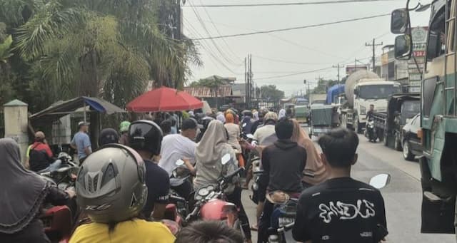 bbm_langka_antrean_kendaraan_mengular_di_sejumlah_spbu_kota_binjai_