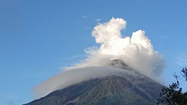 gunung_karangetang_di_sulut_erupsi_zona_bahaya_radius_15_kilometer