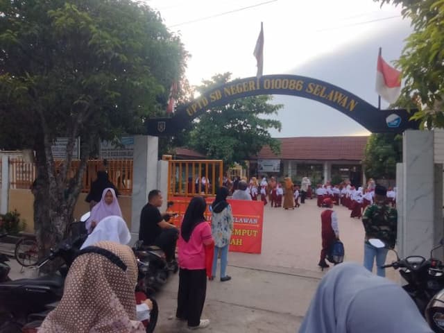 hari_pertama_masuk_sekolah_ramai_siswa_baru_di_kisaran_diantar_orang_tua